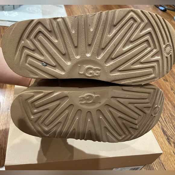 Kids UGG Chestnut Boots Size 2 - Picture 4 of 6